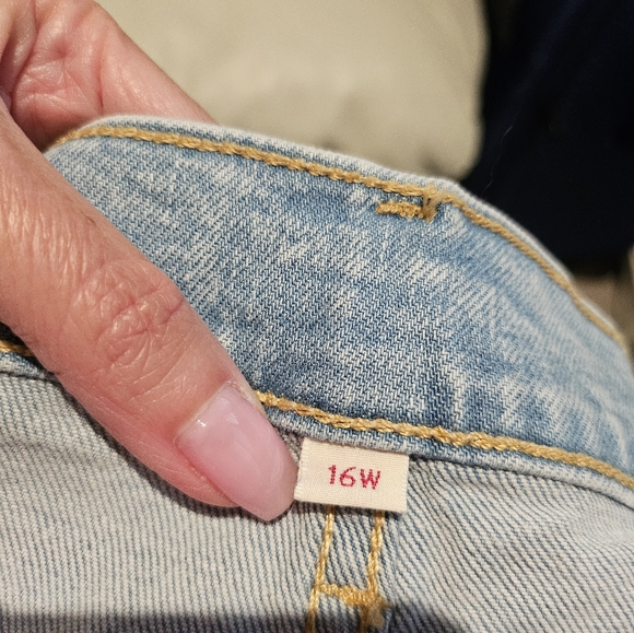 Levi's Plus Size 16 light wash Jean Skirt - Picture 4 of 5